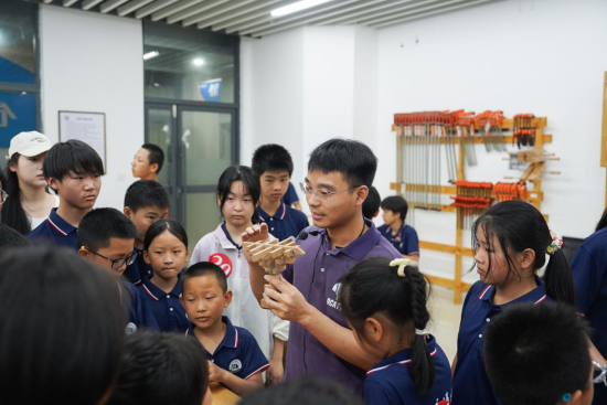世界杯官网基础实验与工程实践中心老师正在给研学团成员讲解榫卯工艺