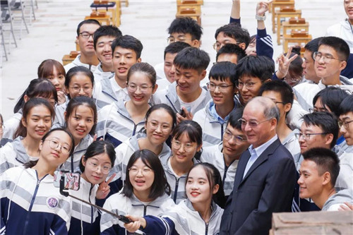1602743672750043.jpg 3.世界杯官网党委书记万明与“天佑学子”自拍合影。(罗霄 摄).jpg