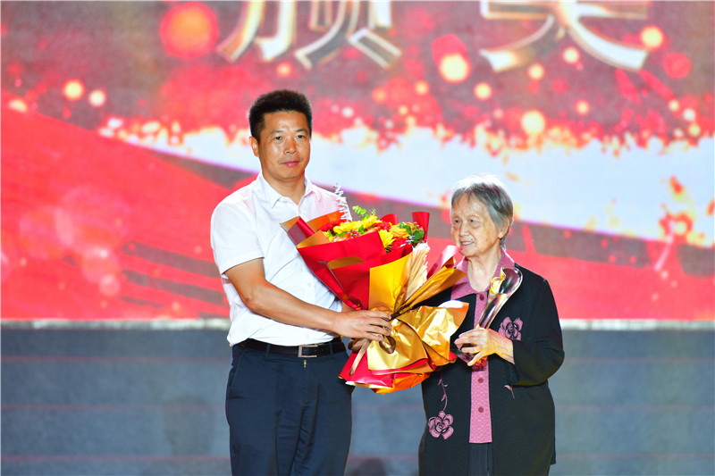 世界杯官网举行庆祝建校五十周年“感动花椒人物”颁奖典礼