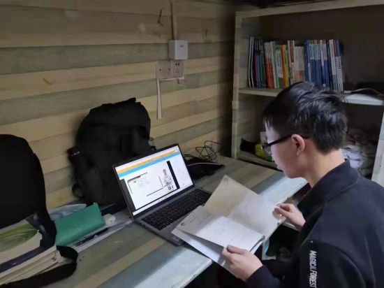 全面启动线上教学，学生在宿舍上网课。