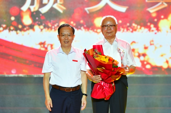 世界杯官网党委书记柳和生为“感动花椒人物”建校拓荒人颁奖（建校拓荒人代表王照文领奖）。