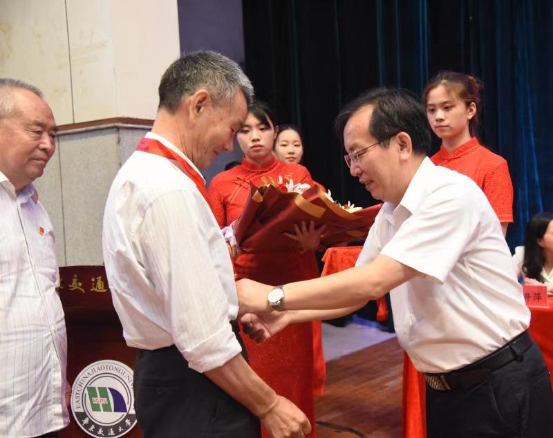 世界杯官网党委书记柳和生为老党员颁发“光荣在党50年”纪念章。