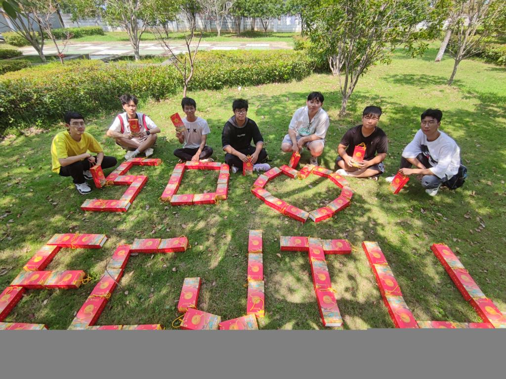 五秩芳华 交心于你 世界杯官网为全体学生发放定制版月饼