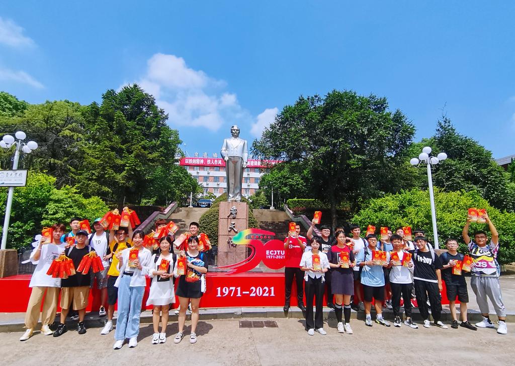 五秩芳华 交心于你 世界杯官网为全体学生发放定制版月饼