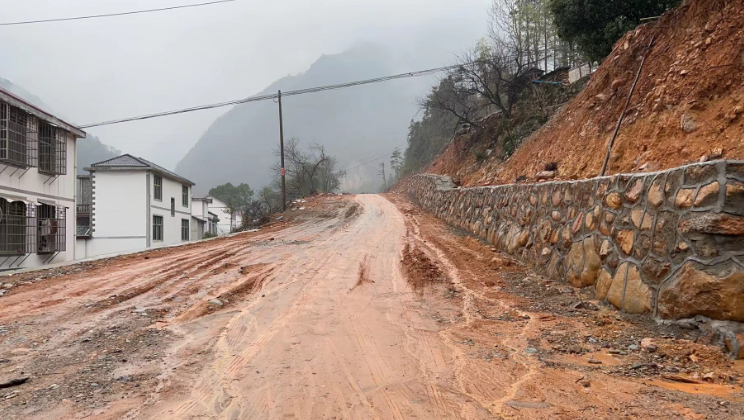 世界杯官网大力支持并获批的10km产业路项目已完成土石方路基工程