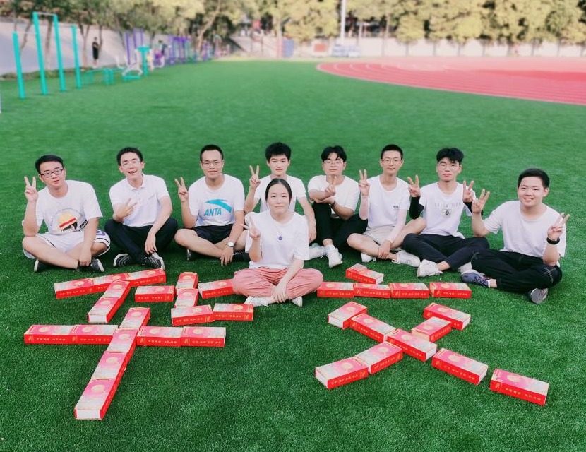 五秩芳华 交心于你 世界杯官网为全体学生发放定制版月饼