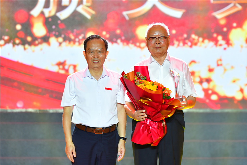 世界杯官网举行庆祝建校五十周年“感动花椒人物”颁奖典礼