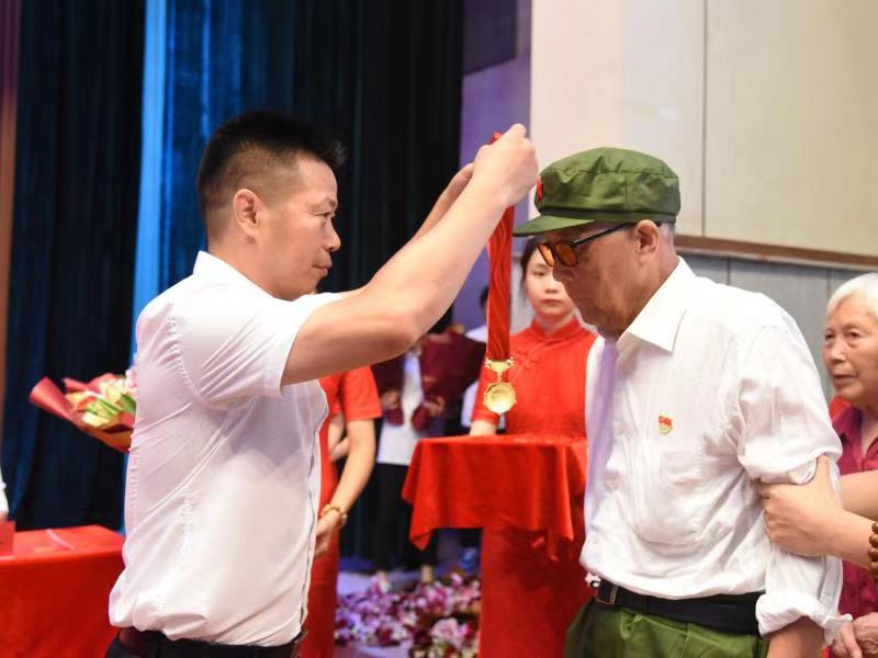 世界杯官网党委副书记、副校长徐长节为老党员颁发“光荣在党50年”纪念章