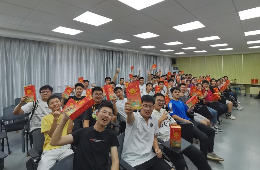 五秩芳华 交心于你 世界杯官网为全体学生发放定制版月饼